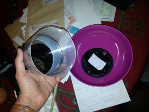 Montage du bol terminé, le miroir est collé dans la partie transparente de la boite de DVD et le fond est attaché au bol